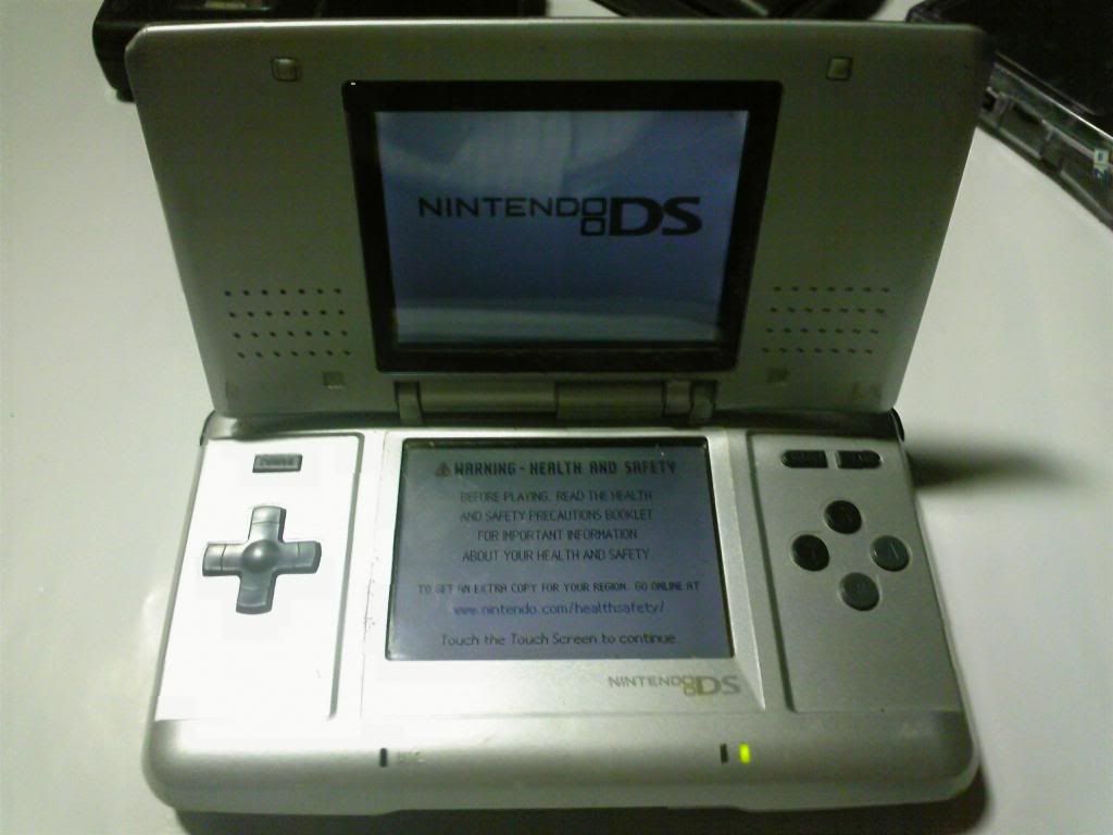 Nintendo DS màu bạc và một con gameboy mới 95% ... end time 22h00 ngày 10/04
