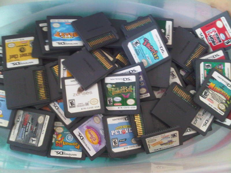 Nintendo DS màu bạc và một con gameboy mới 95% ... end time 22h00 ngày 10/04