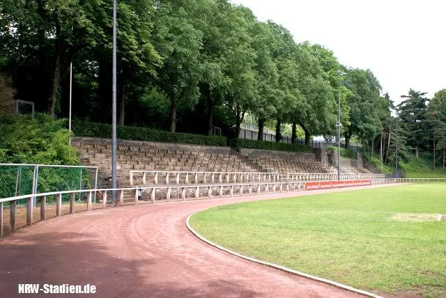 Bild "http://i1092.photobucket.com/albums/i409/NRWStadien/Walder Stadion/walder_stadion_jahnkampfbahn_solingen_02.jpg"