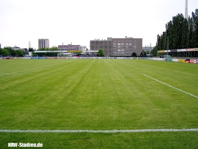 Stadion am Badeweiher (Chemiepark im Hintergrund)