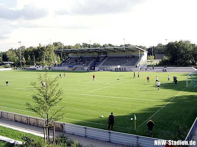 Bild "http://i1092.photobucket.com/albums/i409/NRWStadien/homberg/pcc-stadion_duisburg02.jpg"