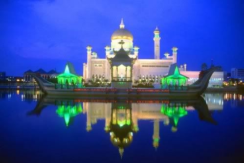 Megahnya Masjid Omar Ali Saifuddin Di Brunei [ www.BlogApaAja.com ]