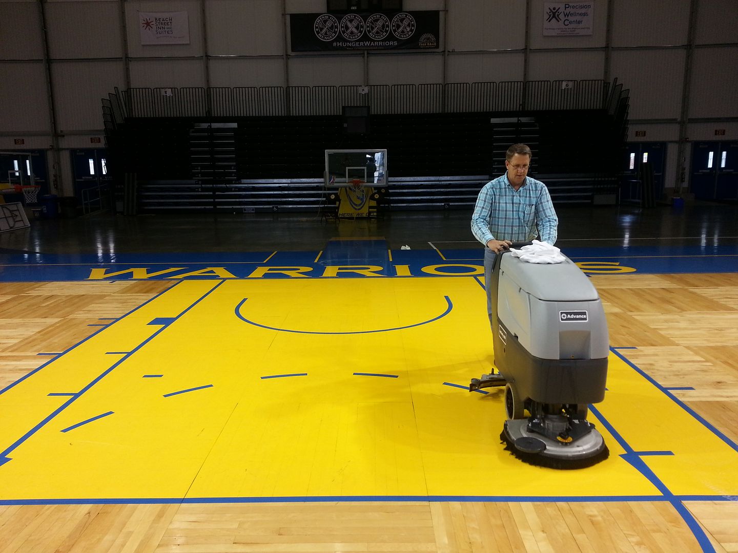 Santa Cruz Warriors Basketball pick Connoisseur to clean the court!